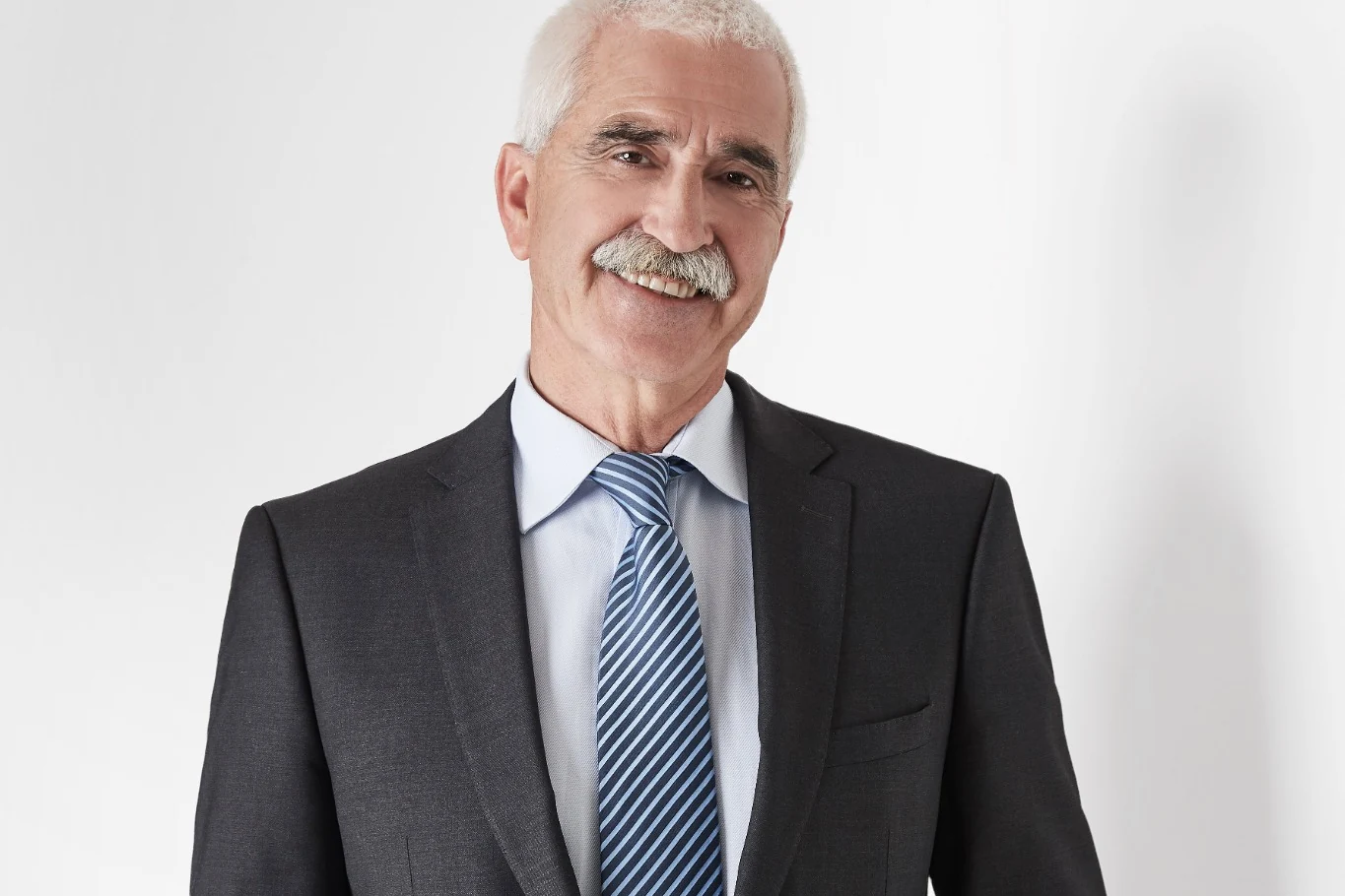 Businessportrait eines Managers vor neutralem hellem Hintergrund