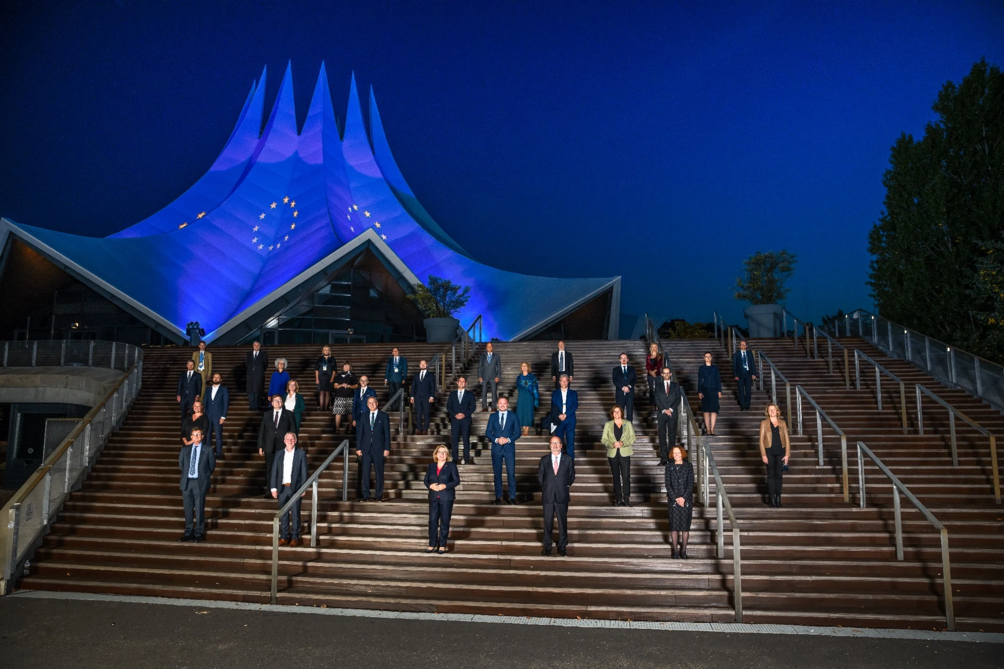 Inszeniertes Gruppenfoto bei einem internationalen politischen Event am Berliner Tempodrom