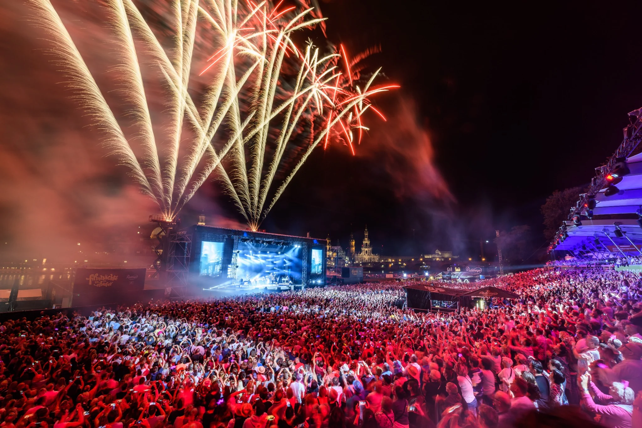 Kaisermania am Dresdner Elbufer mit Bühne, Publikum und Feuerwerk